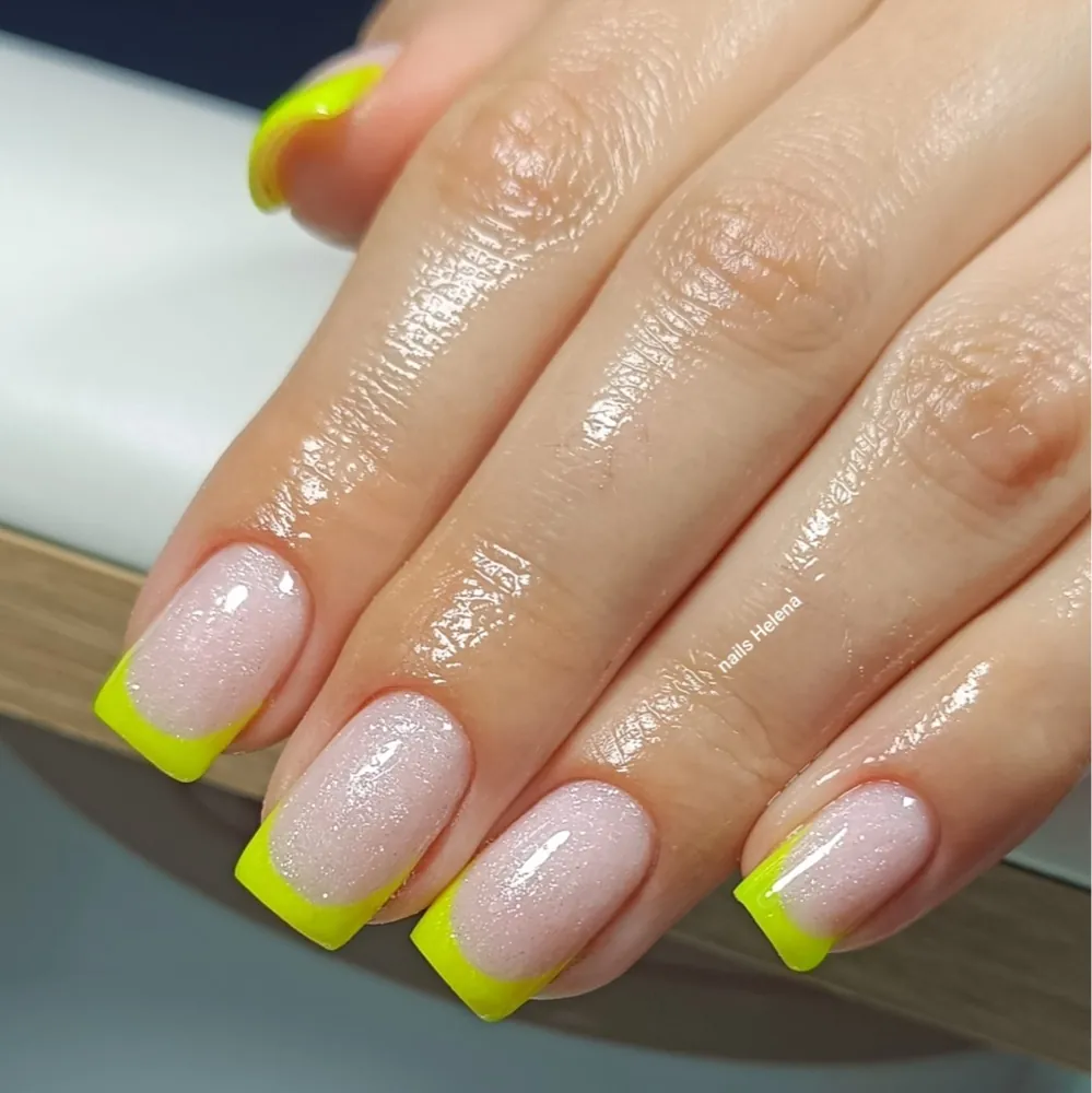 Неоновий френч від Олени, нейл-майстрині Bond Beauty Ларнака