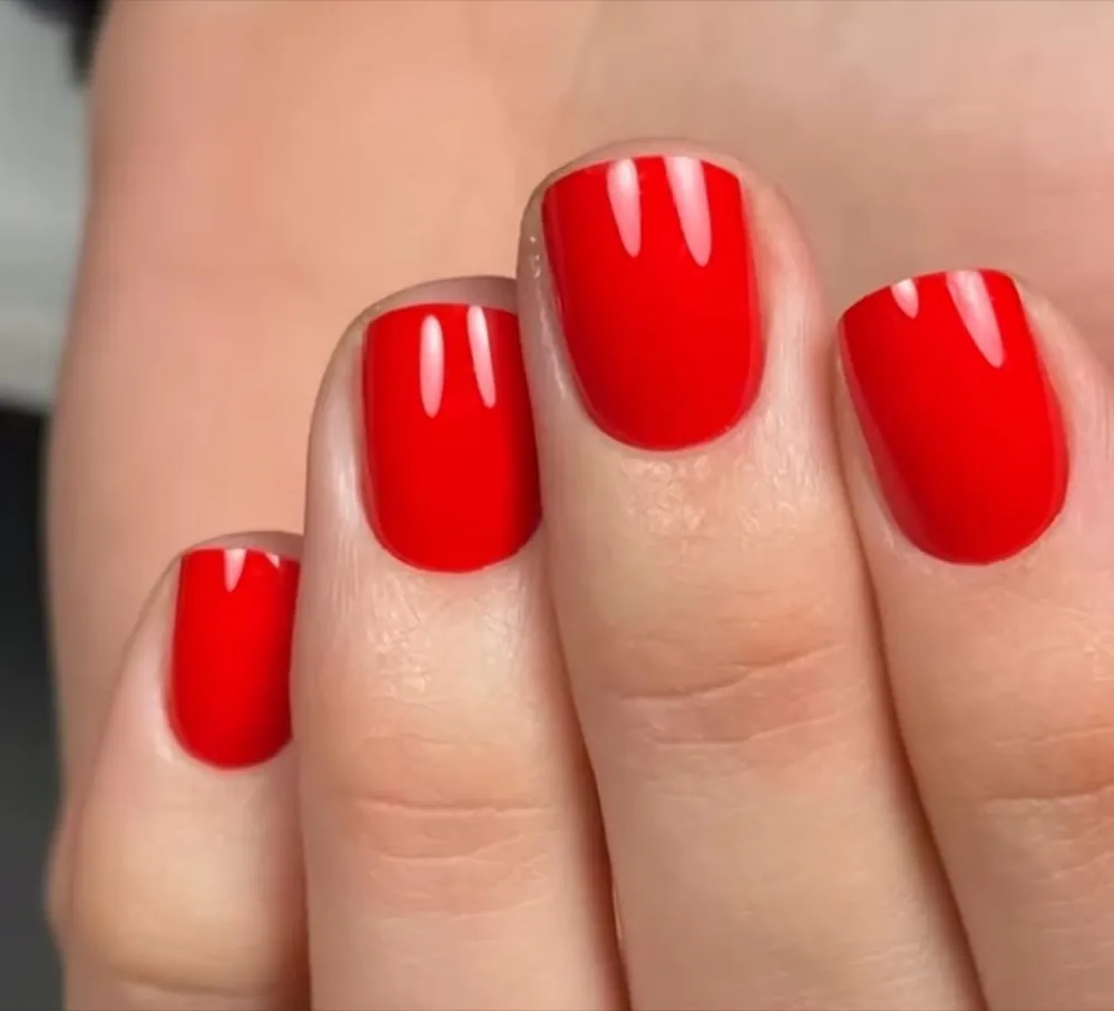 Класичний червоний гель-манікюр від Олени у Bond Beauty Ларнака